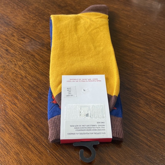 NEW| Men's Maple Leaves Crew Socks - Picture 4 of 4